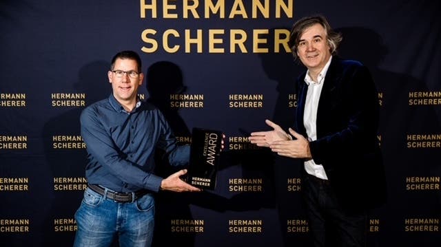 Ingo Weckermann (l.) erhält von Bestsellerautor Hermann Scherer seinen Award überreicht. (Dominik Pfau / zvg)