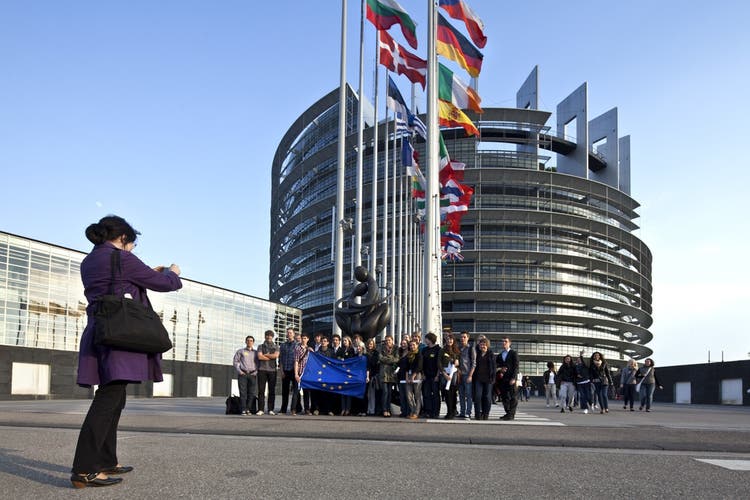 Manche EU-Abgeordnete verdienen nebenbei ein Vielfaches ihres Parlamentarier-Gehalts. Bild: EU-Parlament in Strassburg. 
