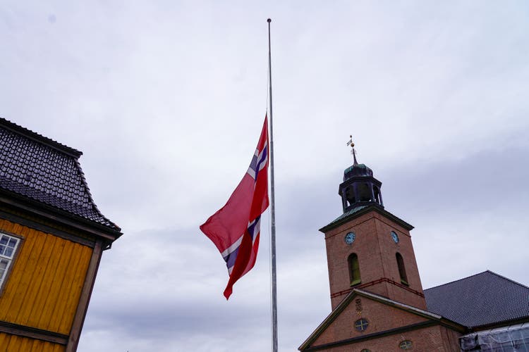 Auf Halbmast: Die norwegische Fahne in der Kleinstadt Kongsberg einen Tag nach dem Attentat, das bislang fünf Menschenleben gefordert hat.