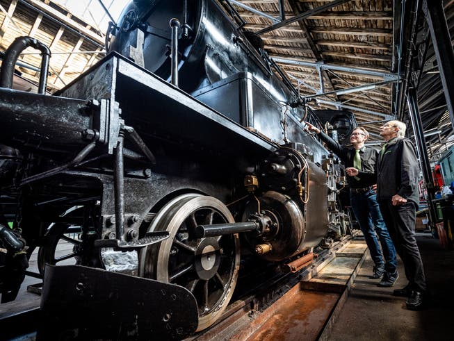 Michael Mente (links) und Jürg Fetzel vom Verein Historische Mittel-Thurgau-Bahn inspizieren die alte Dampflokomotive im Locorama in Romanshorn, wo deren Kessel restauriert werden soll.