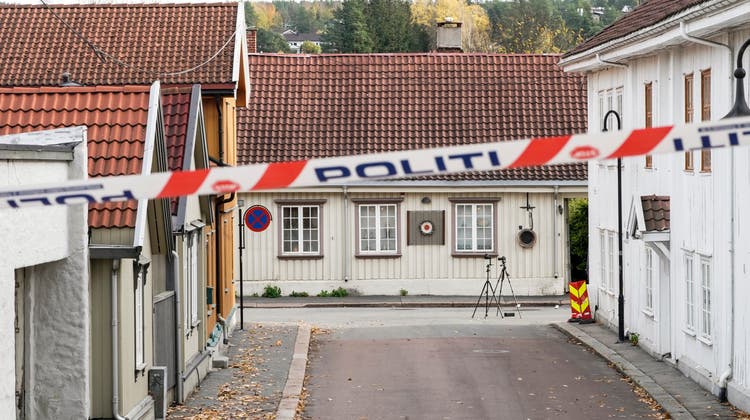 Der Tatort in Kongsberg wurde von der Polizei abgesperrt. (Keystone)