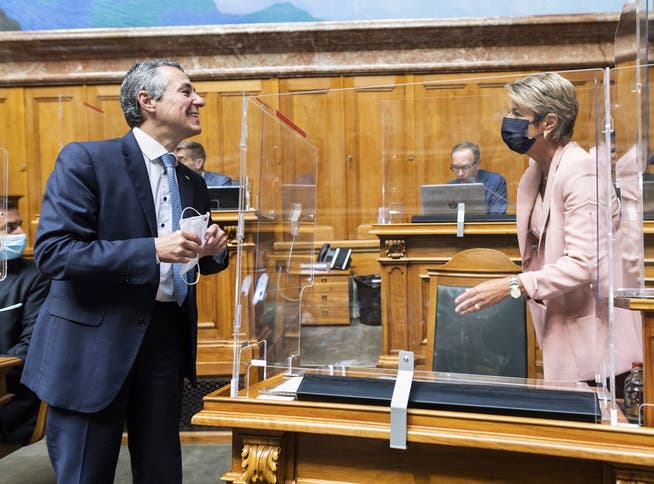 Besetzt die FDP einen Sitz zu viel? Hier sind Bundesrat Ignazio Cassis und Bundesrätin Karin Keller-Sutter im Gespräch während der Herbstsession.