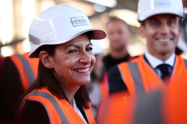 Die sozialistische Präsidentschaftskandidatin Anne Hidalgo bei einem Baustellenbesuch des olympischen Dorfes für Olympia 2024. Rechts im Hintergrund: der amtierende Präsident Emmanuel Macron.