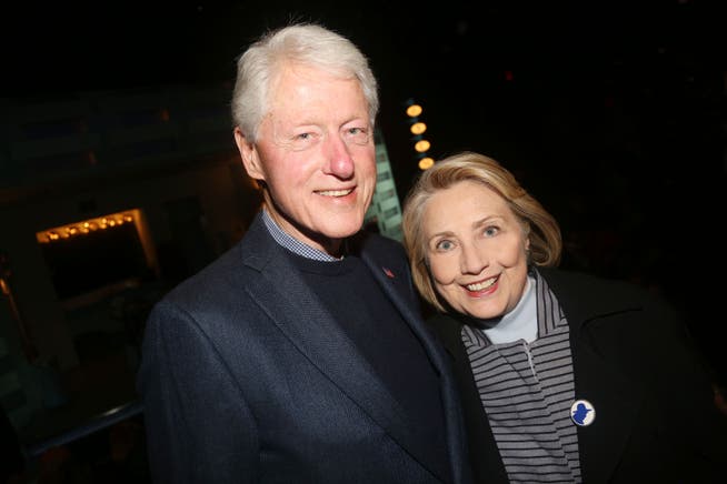 Ex-US-Präsident Bill Clinton mit seiner Frau und Ex-Präsidentschaftskandidatin Hillary Clinton.