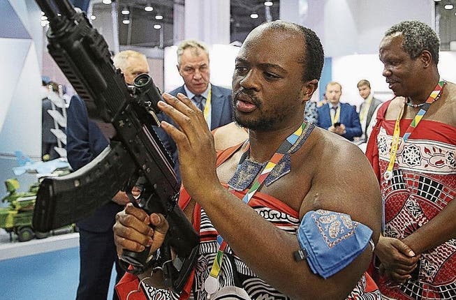 König Mswati III. ist ein Waffen-Narr.