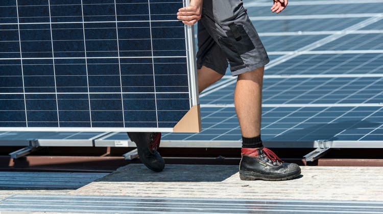 Es besteht ein hohes Solarenergiepotenzial auf geeigneten Dachflächen, das noch wenig genutzt wird, halten die Grünen fest. (Key)