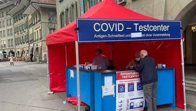 Eines der vielen Covid-Testcenter in Bern. Die Kantone kontrollieren neue die Testcenter und haben festgelegt, dass sie unter der Aufsicht von Ärztinnen, Apothekern oder Laborleitenden stehen müssen. (KEY)