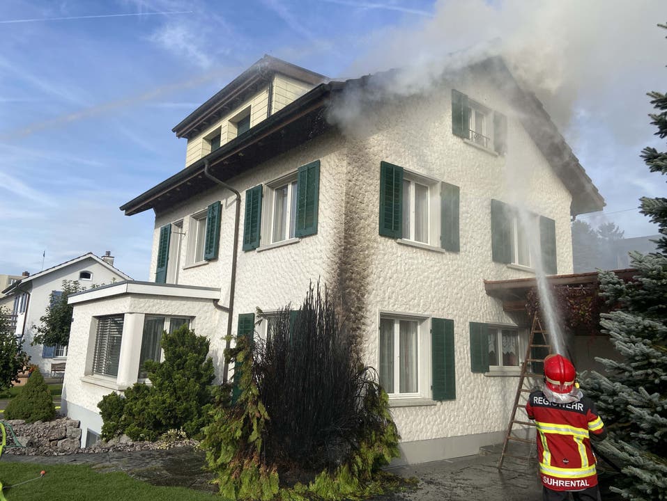 Schöftland, 15. Oktober: Bei Gartenarbeiten setzt ein Mann seine Thujapflanze versehentlich in Brand. Die Feuerwehr brachte die Flammen, die auf das Haus übergriffen, unter Kontrolle. Der Sachschaden ist enorm.