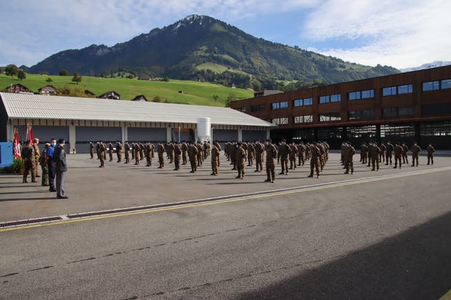 Soldatinnen und Soldaten des Swisscoy-Kontingents 44 haben ihren Einsatz beendet. Sie erhielten ein Abzeichen.