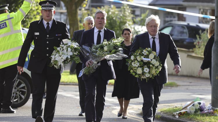 Labour-Chef Keir Starmer und Premier Boris Johnson nehmen in Leigh-on-Sea an einer Trauerfeier für den ermordeten David Amess teil. (Andrew Parsons / EPA)