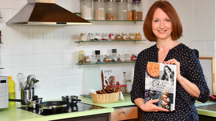 Kochbuch-Autorin Edita Horvath aus Olten zuhause in ihrer Küche mit ihrem neusten Kochbuch in den Händen. (Bruno Kissling)