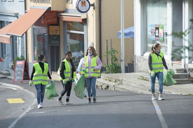 Schülerinnen sind am Clean Up Day in Grenchen mit Abfallsäcken in der Stadt unterwegs.