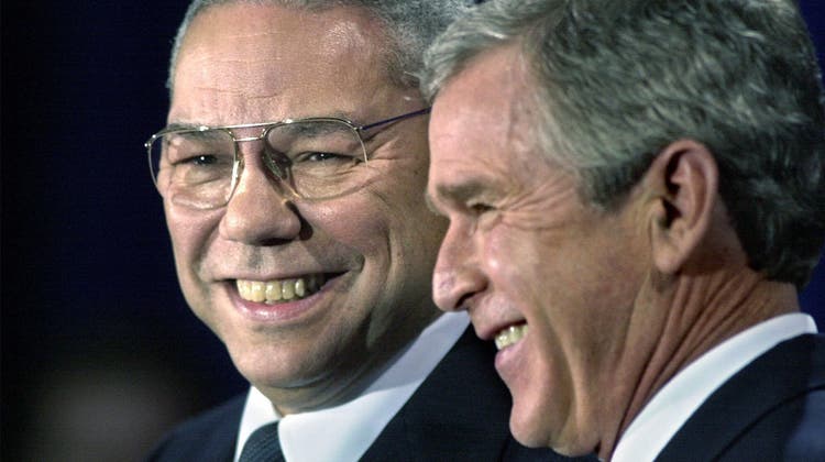 Colin Powell diente George W. Bush (rechts) als Aussenminister, auch auf Empfehlung von Bushs Vater George H.W. Bush. (David J. Phillip / AP)