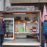 Vertrauen auf die Ehrlichkeit der Kunden: Urs und Monika Weiss, Betreiber der «Früchtefarm» in Sulz. (Dennis Kalt / Aargauer Zeitung)