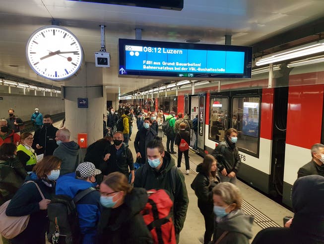 Hochbetrieb herrscht zurzeit bei der S-Bahn-Haltestelle Allmend. Hier steigen die Zentralbahn-Passagiere auf die Bahnersatzbusse um.