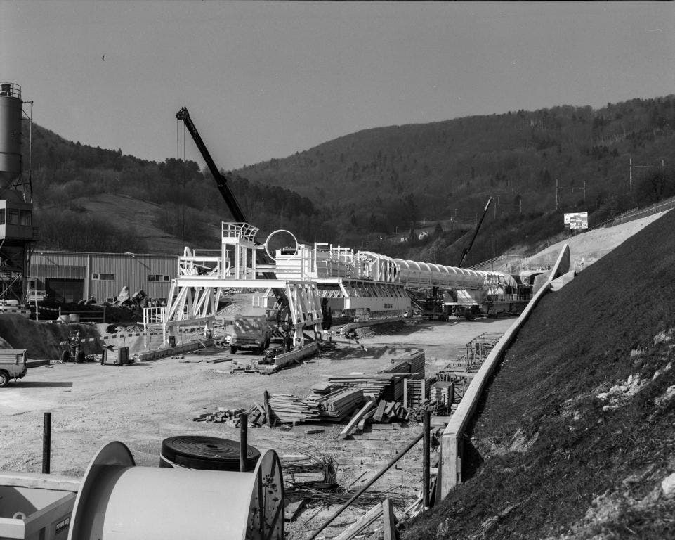 13.3.1990: N3 Bözbergtunnel, Installation der Tunnelbohrmaschine