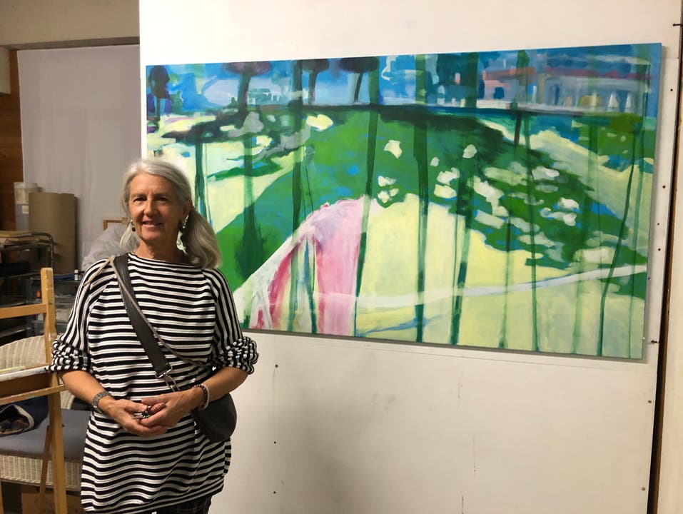 Heidi Schönenberger, Lehrerin für Bildnerisches Gestalten und Malerin, hier vor ihrem neuen Bild der Badi Meisterschwanden.