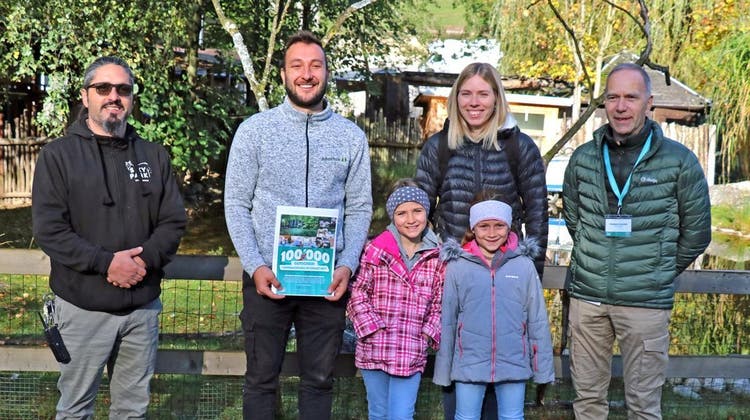 Sikypark Crémines knackt 100’000-Besucher-Marke mit dieser Familie. Thomas Fischer (r.) und Marc Zihlmann (l.) freuen sich mit Silvan, Sandra, Ariane und Liana. (Zvg)
