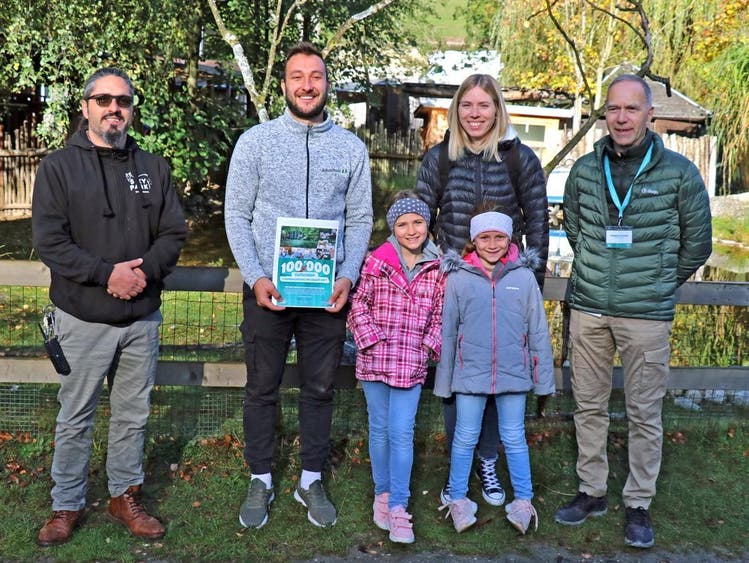 Sikypark Crémines knackt 100’000-Besucher-Marke mit dieser Familie. Thomas Fischer (r.) und Marc Zihlmann (l.) freuen sich mit Silvan, Sandra, Ariane und Liana. 