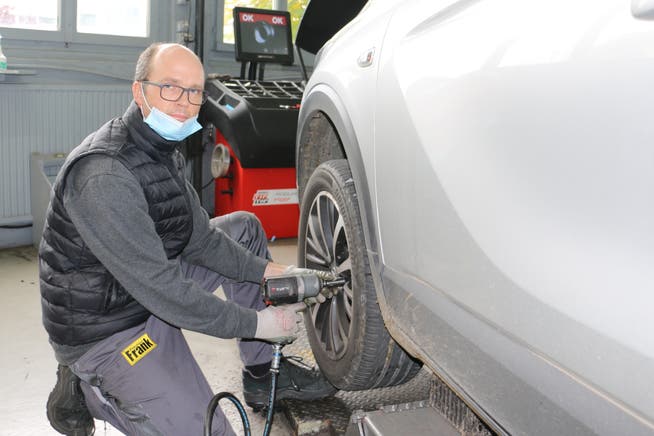 Adrian Bleuler, Filialleiter bei Pneuhaus Frank in Hornussen, weiss, worauf es beim Reifenwechsel ankommt.