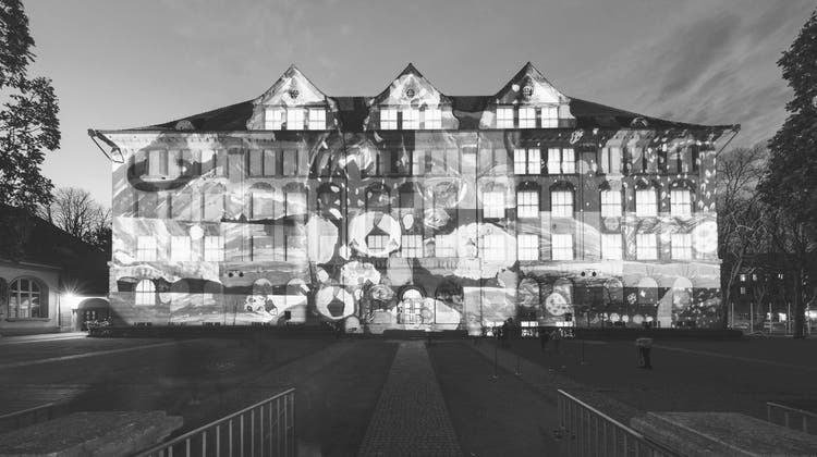 Zur Schöftler Woche wird Gerry Hofstetter das Schloss Schöftland mit Bildern beleuchten, welche die Schulkinder von Schöftland gemalt haben. (zvg)