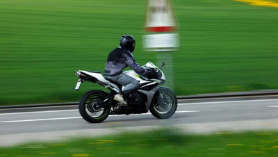 Nach Abzug der Sicherheitsmarge immer noch 55 km/h zu schnell: 49-jähriger Motorradfahrer begeht in Horn ein Raserdelikt. (Symbolbild: Donato Caspari)