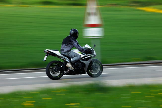 Nach Abzug der Sicherheitsmarge immer noch 55 km/h zu schnell: 49-jähriger Motorradfahrer begeht in Horn ein Raserdelikt.