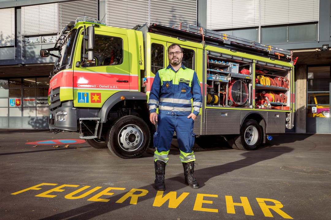 Michal Felt, Kommandant der Feuerwehr Geroldswil-Oetwil, ist zufrieden mit dem neuen Tanklöschfahrzeug.