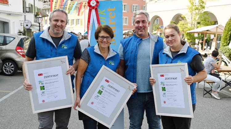 Die neuen Zertifikate verweisen auf das grosse und innovative Engagement der Thaler Imker. (V.l.) Rainer Roth, Heidi Rütti und Stefan und Claudia Szalai zeigen sich stolz am vergangenen Naturpark-Märet in Balsthal. (Zvg)