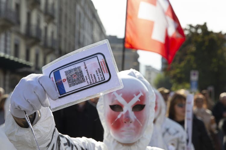 Ein Nein zum Covid-Gesetz würde auch das Aus für das Zertifikat bedeuten. Bild: Corona-Protest in Genf. 