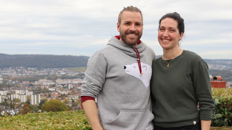 Grüner statt weisser Hintergrund: Fabienne Meier und Christian Bruttel haben ein Touristenbüro auf Spitzbergen, nun sind sie für einen kurzen Heimaturlaub in Bergdietikon. (Lydia Lippuner)
