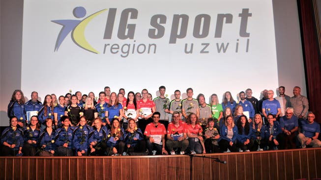 Volle Bühne im Kino Uzwil bei der fünften Sportlerehrung. Über 50 bei nationalen und internationalen Wettbewerben erfolgreiche Uzwiler Sportlerinnen und Sportler sind ausgezeichnet worden.