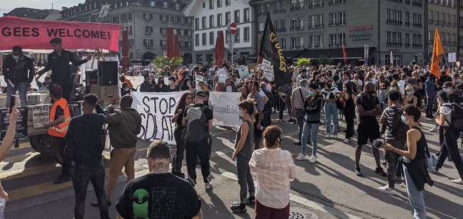 In Bern forderten zahlreiche Demonstrantinnen und Demonstranten ein freies und würdiges Leben für Geflüchtete.