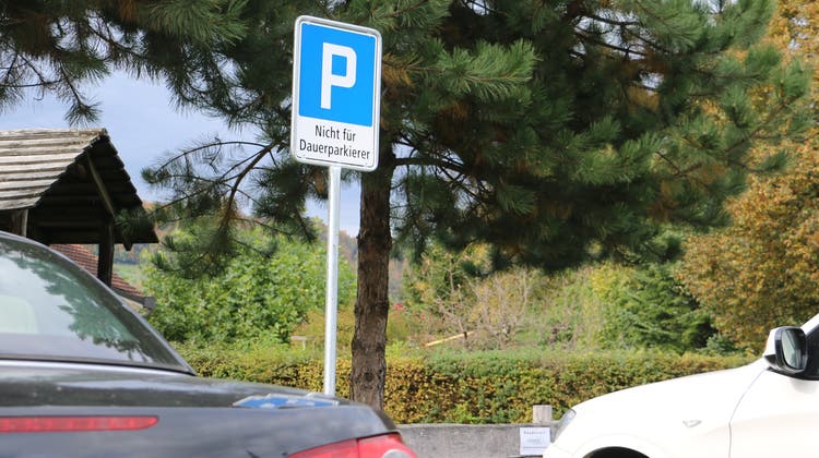 Gegen Dauerparkierer auf dem Gemeindehausparkplatz hat die Gemeinde Gansingen ein entsprechendes Schild aufgestellt. (dka (20. Oktober 2021))
