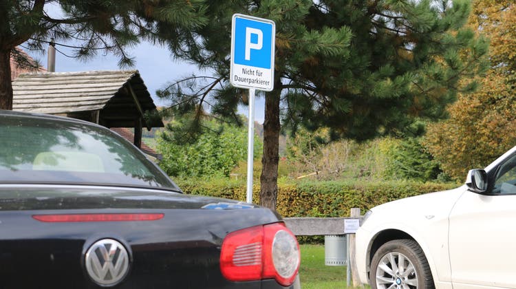 Gegen Dauerparkierer auf dem Gansinger Gemeindehausparkplatz hat der Gemeinderat ein entsprechendes Schild aufstellen lassen. (Dennis Kalt/Aargauer Zeitung)