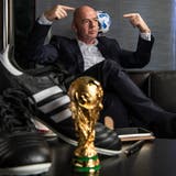 Gianni Infantino fordert bei der Frage, wie oft der WM-Pokal künftig zu gewinnen sein wird, Solidarität von allen Involvierten. (Toto Marti / Blick)
