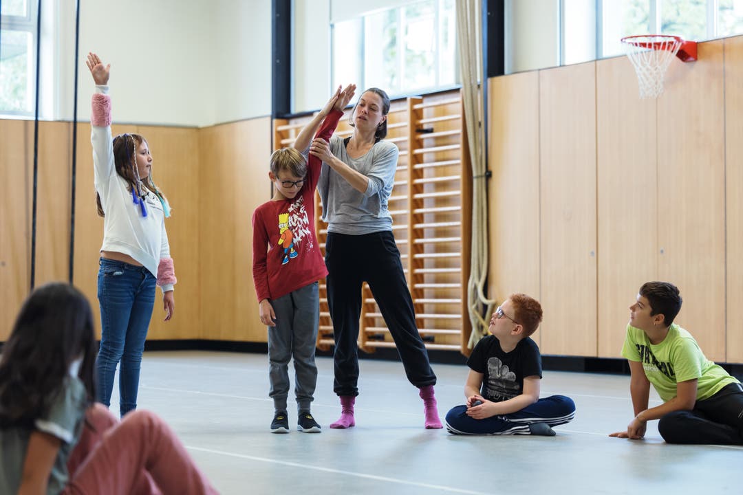 Tanzpädagogin Sabine Pfluger erklärt das Marionettenspiel.