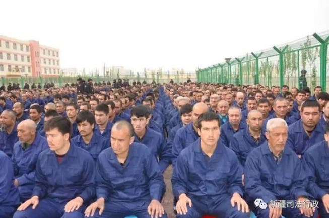 Ein rasugeschmuggeltes Bild aus einem der «Umerziehungscamps», wie China die Arbeitslager nennt, in denen hunderttausende Uiguren ein trauriges Dasein fristen müssen.