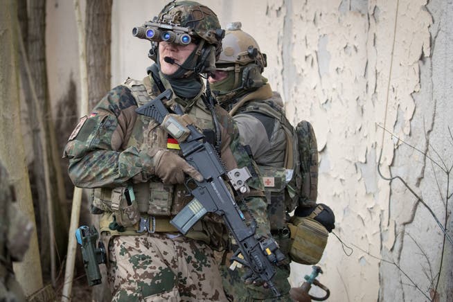 Spezialkräfte der Bundespolizei nahmen am Mittwoch zwei ehemalige Bundeswehrsoldaten fest.
