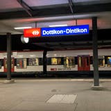 Wenn die S25 aus Brugg am Bahnhof Dottikon-Dintikon eintrifft, sind die Busse nach Hägglingen und Villmergen gerade abgefahren. Das soll sich nun teilweise ändern. (Pascal Bruhin)