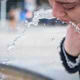 Eine junge Frau trinkt von einem Brunnen. Ist das, wenn es kein Warnschild gibt, tatsächlich überall problemlos möglich? (Key)