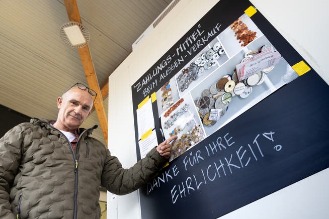 Fürobe Brot-Beck Alex Häner in Balsthal zeigt auf einem Plakat, was alles in seinem Aussenkässeli landet.
