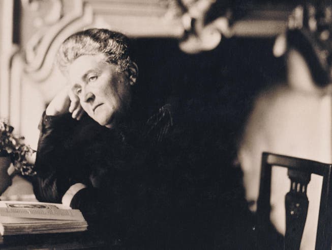 Merets Oppenheims Grossmutter war die Frauenrechtlerin und international erfolgreiche Schriftstellerin Lisa Wenger. Ihr bekanntestes Buch ist «Joggli söll ga Birli schüttle.»
