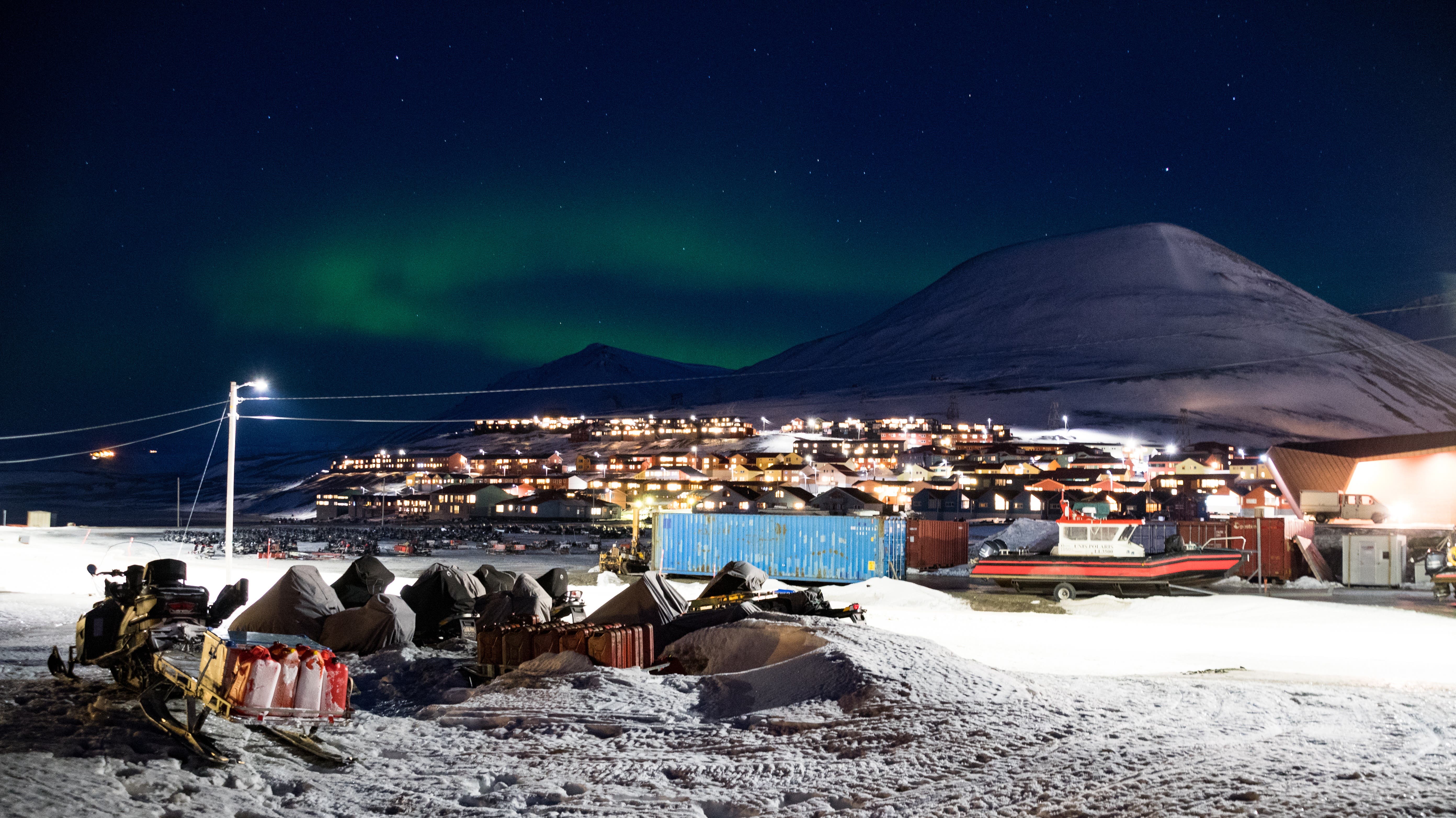 Kein Sonnenstrahl sichtbar: In Longyearbyen, der nördlichsten Stadt der Welt, ist vom 11. November bis zum 30. Januar Nacht. 