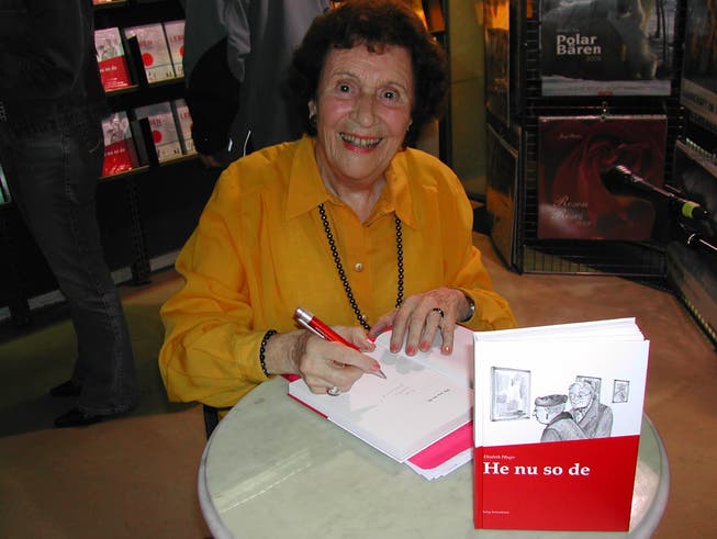 Elisabeth Pfluger (1919-2018) signierte 2009 ihr Buch «He nu so de» bei Bücher Lüthy in Solothurn.