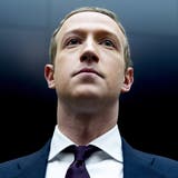Zuckerberg durchquert ungesehen einen Konferenzsaal, weil alle Teilnehmer gerade in der virtuellen Welt verweilen. (2016) (Keystone)