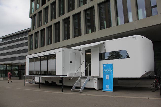 Das Impfmobil des Kantons Aargau stand eine Woche lang vor dem Campus der Fachhochschule Nordwestschweiz FHNW in Brugg-Windisch.