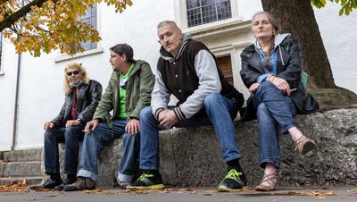 Ozzy, Thomi, Big Mike und Janine (von links): Sie sind immer wieder beim Sockel der Stadtkirche anzutreffen. (Patrick Lüthy)