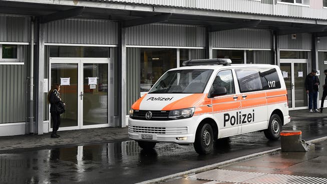 Die Polizei beim Bundesasylzentrum Zürich.