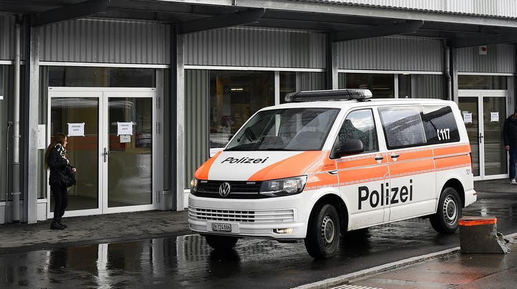 Die Polizei beim Bundesasylzentrum Zürich. (Bild: Walter Bieri/Keystone)